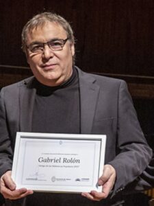 Gabriel Rolón recibiendo la distinción Amigo de las Bibliotecas Populares 2025