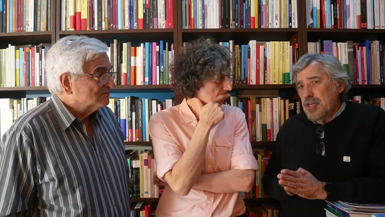 Tres hombres frente a una biblioteca explican qué es Libros Activos.